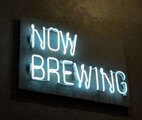 photo 1515303979915 95a22e0e71be